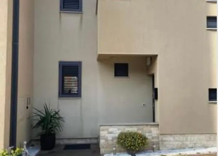 3 Bedroom Urban Townhouse By The Adriatic Sea *